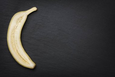 Yarım muz kayrak üzerinde kesilmiş.