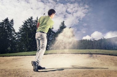 Golfçü kum tuzağına.