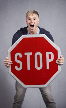 Dur işareti gösteren uyarı adamı.