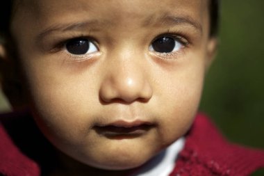 Gülümseyen sevimli Asyalı bebek