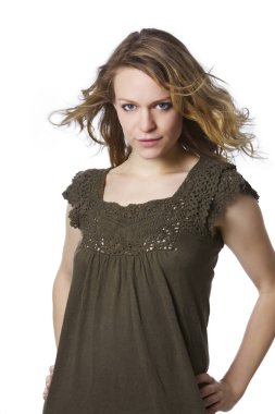 Yeşil elbiseli sarışın kızın portresi.