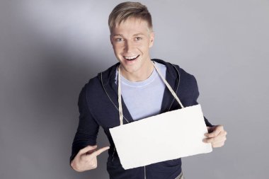 Beyaz boş tabelayı işaret eden mutlu adam.