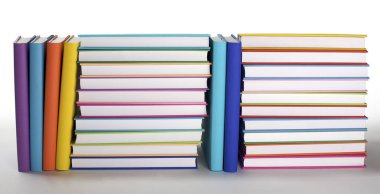 Renkli kitap yığını