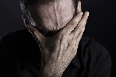 Depresyondaki ve umutsuzluğa kapılan adama.