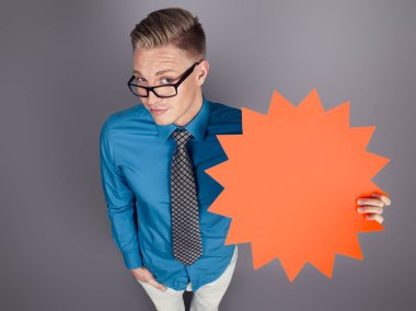 Reklam için yer ile boş bir tabela tutan satıcı.