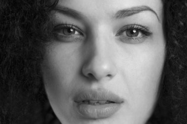 Seksi bir görünüm ile şehvetli bir kız siyah ve beyaz closeup.