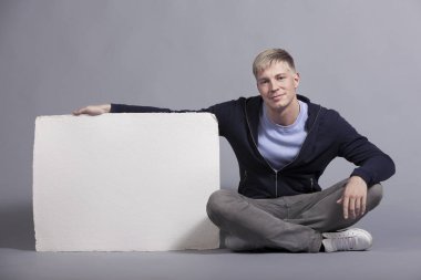 Beyaz boş tabela gösteren neşeli adam.