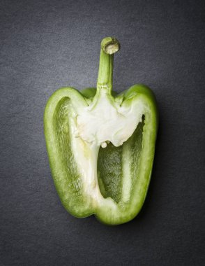 Bir yeşil kırmızı biber yarım taş izole.