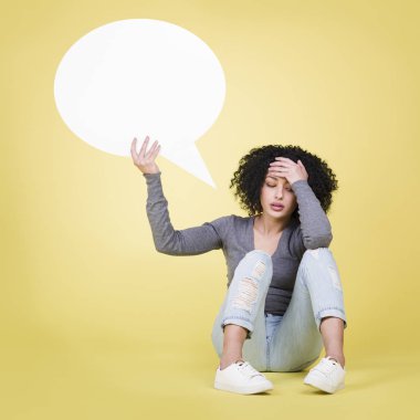 Mutsuz kadın boş bir kopya alanı ile beyaz boş kağıt tabela tutarak depresif olmak, sarı arka plan üzerinde izole.