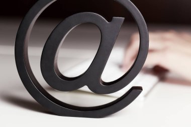 Klavye ile harfolarak.