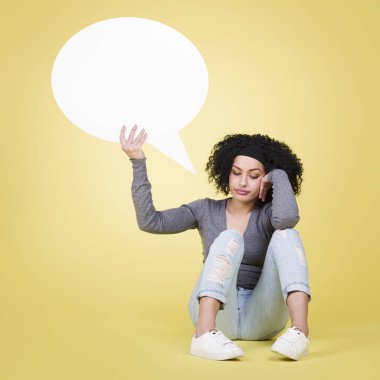 Mutsuz kadın metin için kopya alanı ile beyaz boş bir kağıt konuşma balonu tutan yalnız olduğu için üzgün olmak, sarı arka plan üzerinde izole.