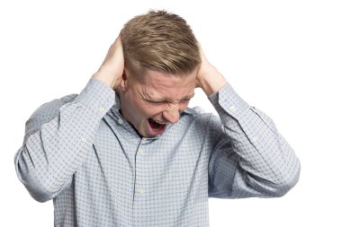 Umutsuz iş adamı elleri başının üstünde bağırıyor..