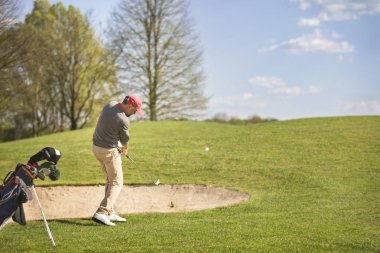 Erkek golfçü sahada..