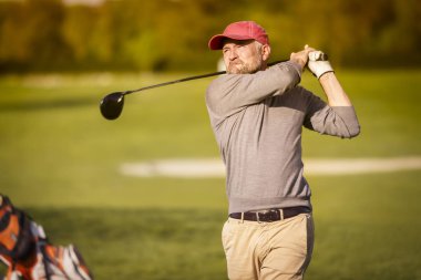 Erkek golfçü sopayla oynuyor..