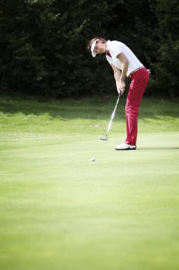 dişi golfçü koyarak