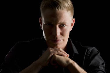 Genç sevimli adam düşük anahtar portre.