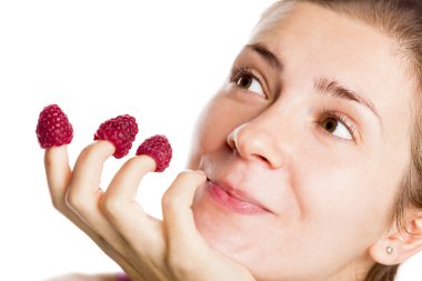 Parmaklarından ahududu yiyen tatlı kız..