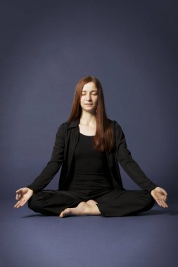 Nilüfer çiçekli kadın (Padmasana))