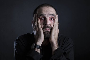 Çaresiz adam yorgun ve bitkin görünüyor..