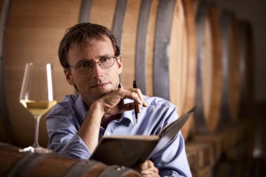 Şarap üreticisi mahzende düşünüyor..