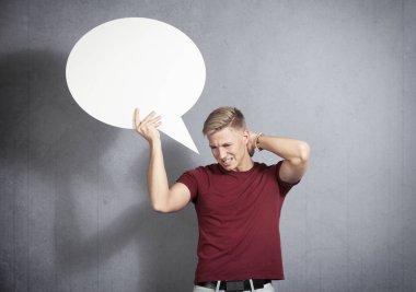 Beyaz boş konuşma balonu tutan hayal kırıklığına uğramış adam.