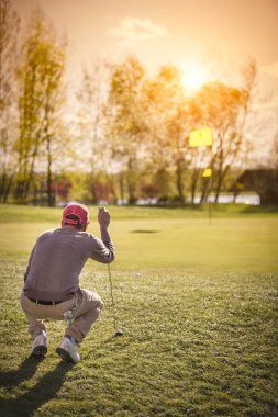 Yeşil erkek golf oyuncusu.