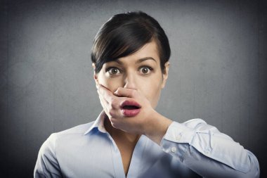 Ağzı açık, gri arka planda izole şok iş kadını.