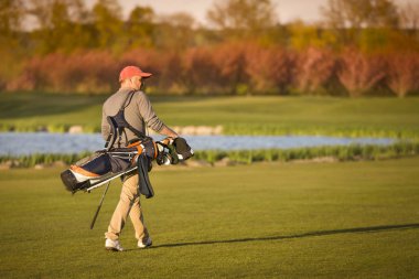 Periway 'de yürüyen golfçü.