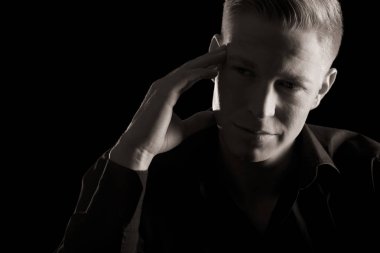 Yakışıklı bir adamın siyah beyaz portresi, sade..