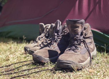 Çadır önünde yürüyüş ayakkabıları