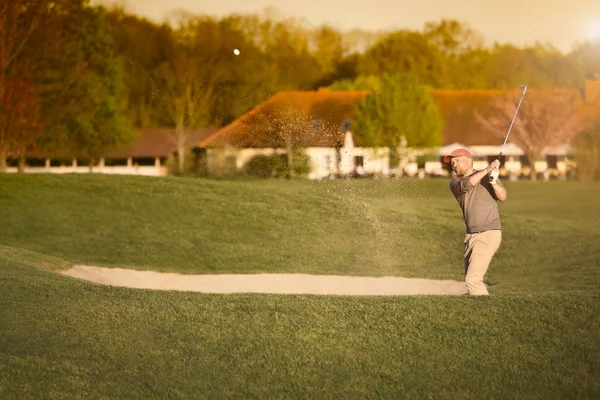 Golfer at bunker. — ストック写真