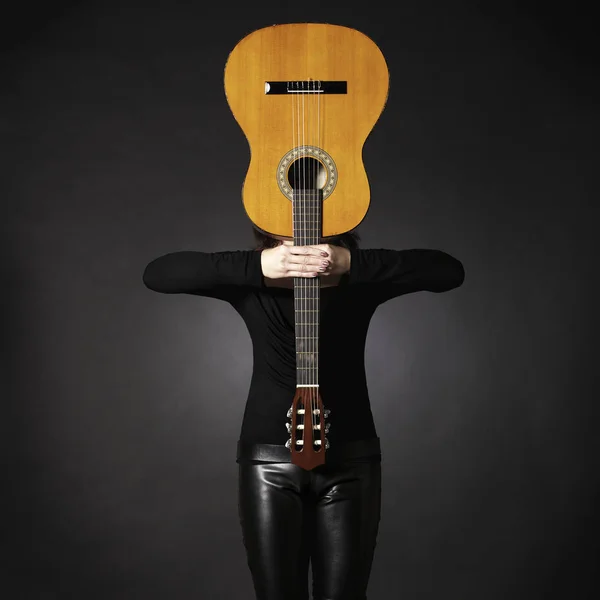 Mulher com guitarra na frente da cabeça . — Fotografia de Stock