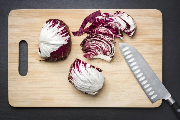 Rotkohl auf Schneidebrett gehackt. — Stockfoto