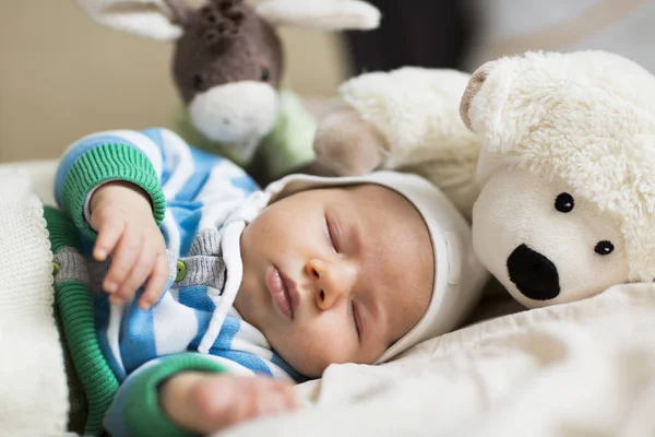 Moments of tranquility: Lovely baby boy sleeping. — Stock Photo, Image