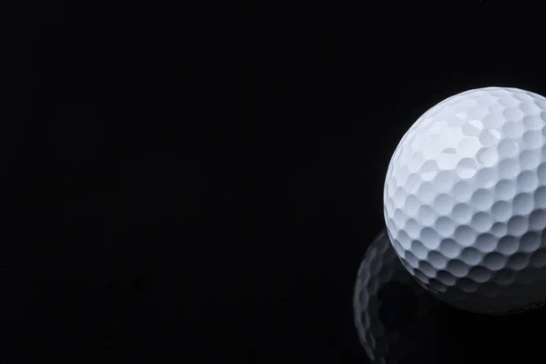 어두운 배경에 고립 된 골프 공 텍스트 공간. — 스톡 사진