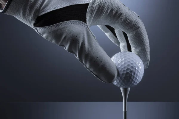 Nahaufnahme der Hand, die einen Golfball auf den Abschlag legt. — Stockfoto