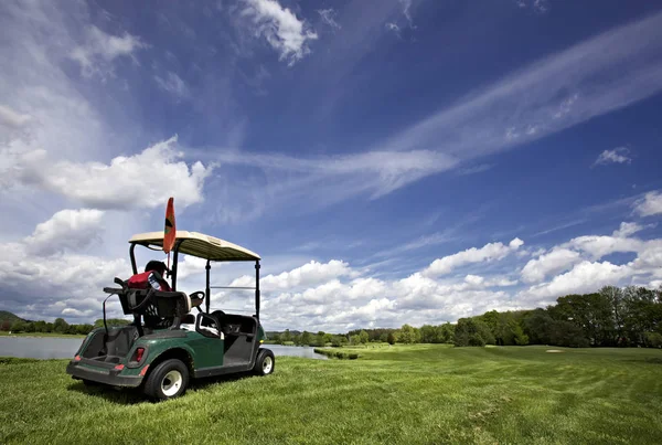 Golf sahasında golf arabası ve harika bulutlu gökyüzü