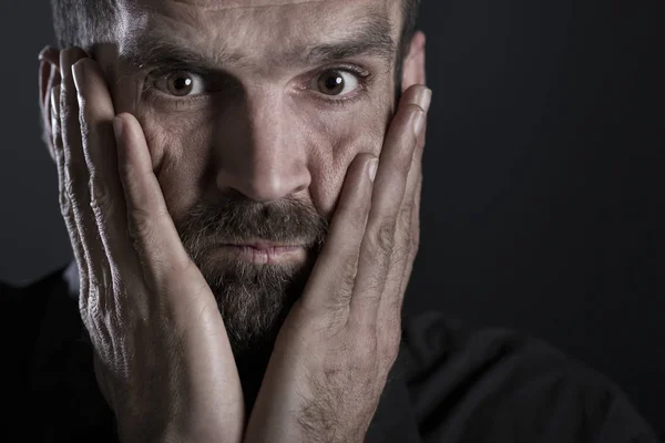 Close up de homem preocupado facepalming . — Fotografia de Stock