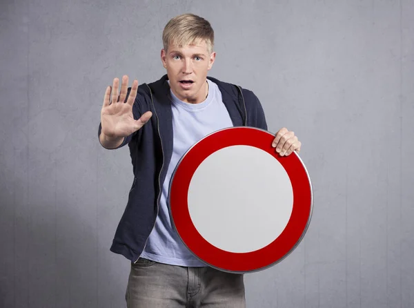 Evrensel yasak göstergesi gösteren uyarı adam.