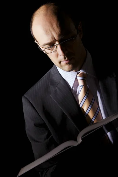 Retrato de un hombre de negocios leyendo — Foto de Stock