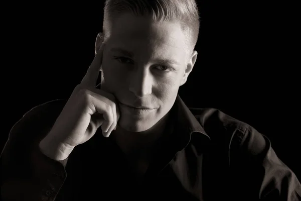 Ritratto in bianco e nero di giovane uomo attraente, basso profilo . — Foto Stock