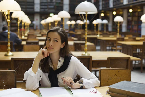 Młoda kobieta w bibliotece — Zdjęcie stockowe