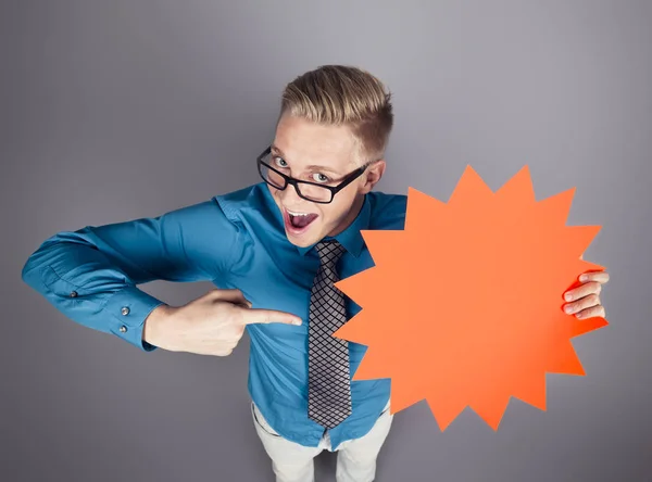 Vendedor presentando panel vacío con espacio para publicidad . — Foto de Stock