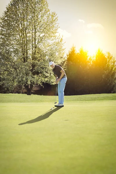 Old golf player putting on green. — ストック写真