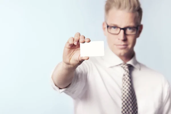 Homem de negócios provável mostrando cartão branco em branco . — Fotografia de Stock