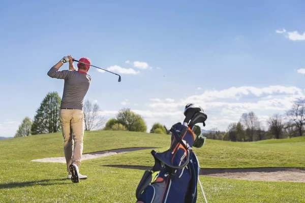 Młody człowiek, gry w golfa na kurs. — Zdjęcie stockowe