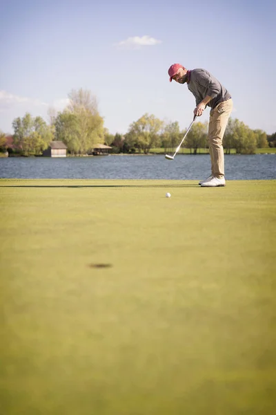 Αρσενικός παίκτης γκολφ που βάζει πράσινο. — Φωτογραφία Αρχείου