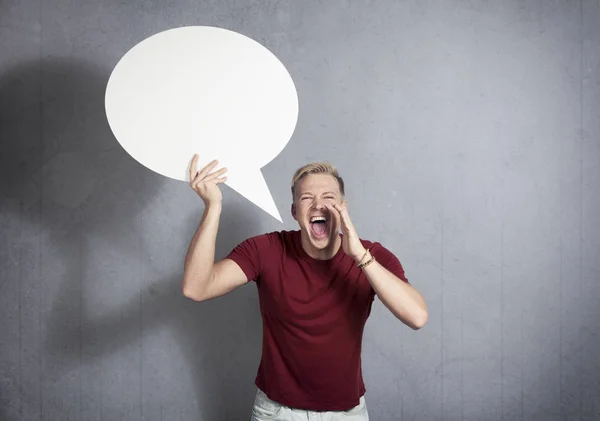 Homem gritando com balão discurso vazio na mão . — Fotografia de Stock