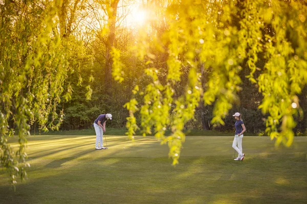 Para graczy w golfa na zielono. — Zdjęcie stockowe