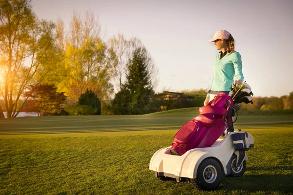 골프 가방을 든 여자 골프 선수. — 스톡 사진